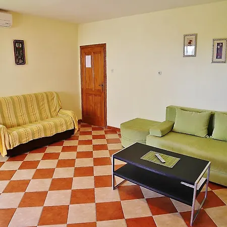 Leonardo Apartman *