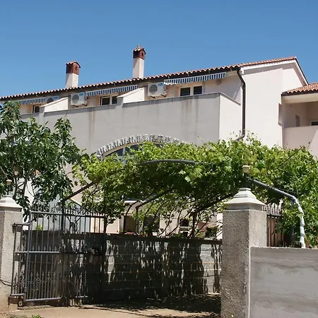 Leonardo Apartment *