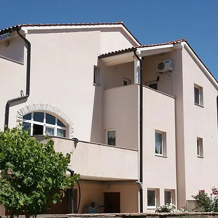 Leonardo Apartment